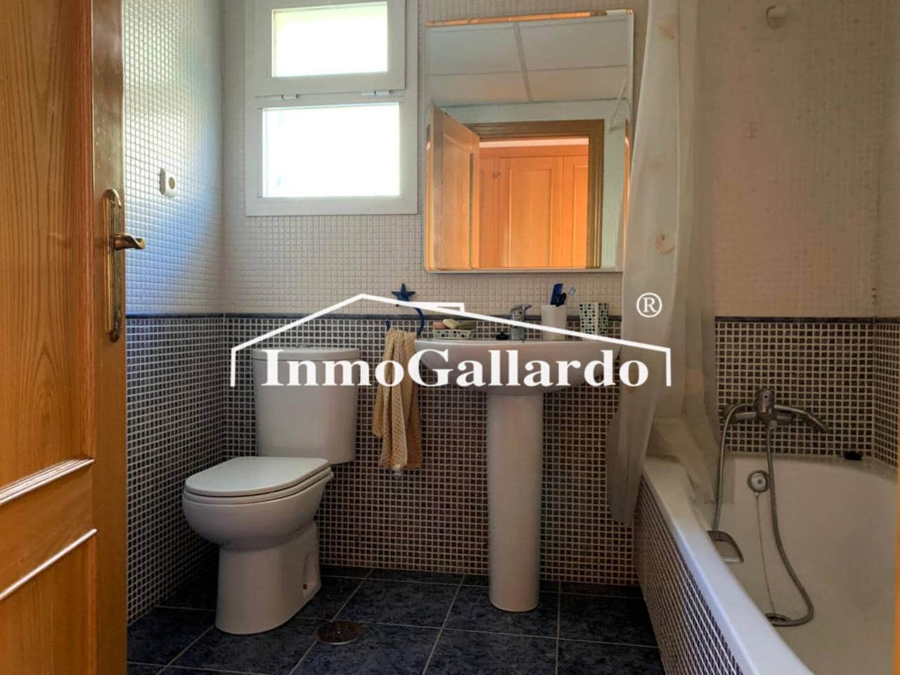 4 soveværelse Semi-Rækkehus til salg i Malaga by med swimmingpool garage - € 928.000 (Ref: 8727161)