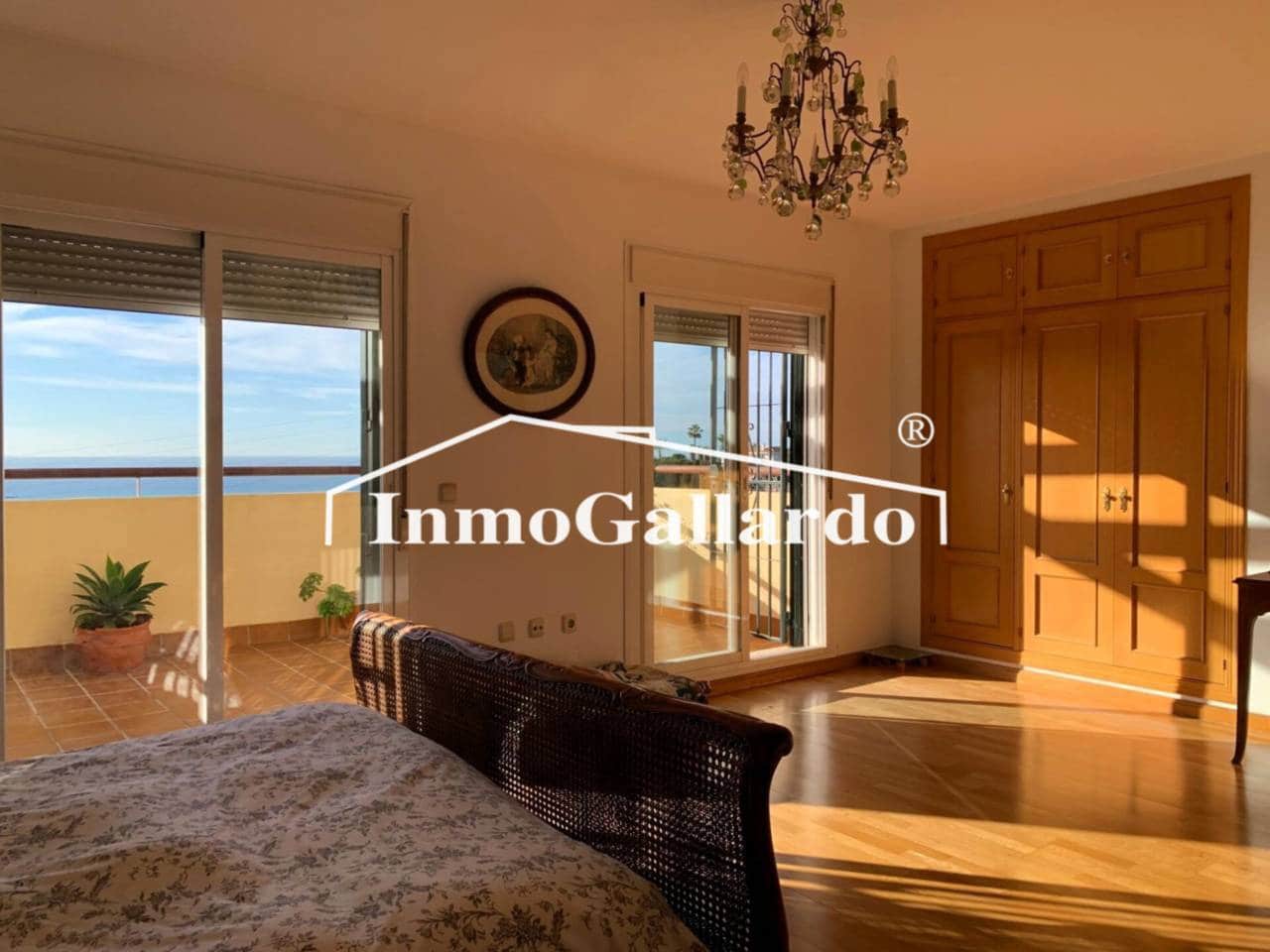 4 soveværelse Semi-Rækkehus til salg i Malaga by med swimmingpool garage - € 928.000 (Ref: 8727161)