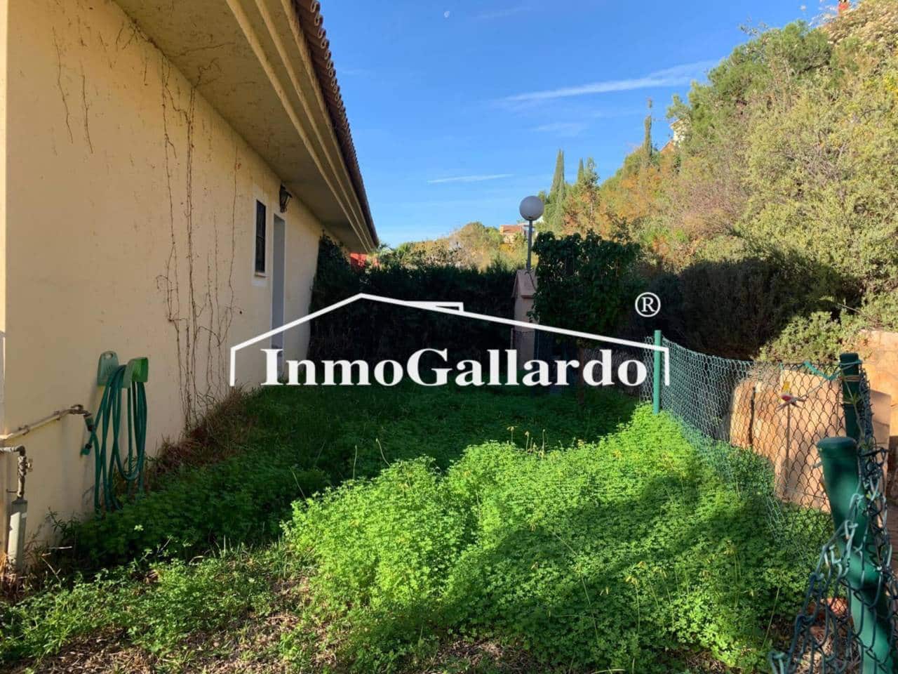 4 soveværelse Semi-Rækkehus til salg i Malaga by med swimmingpool garage - € 928.000 (Ref: 8727161)