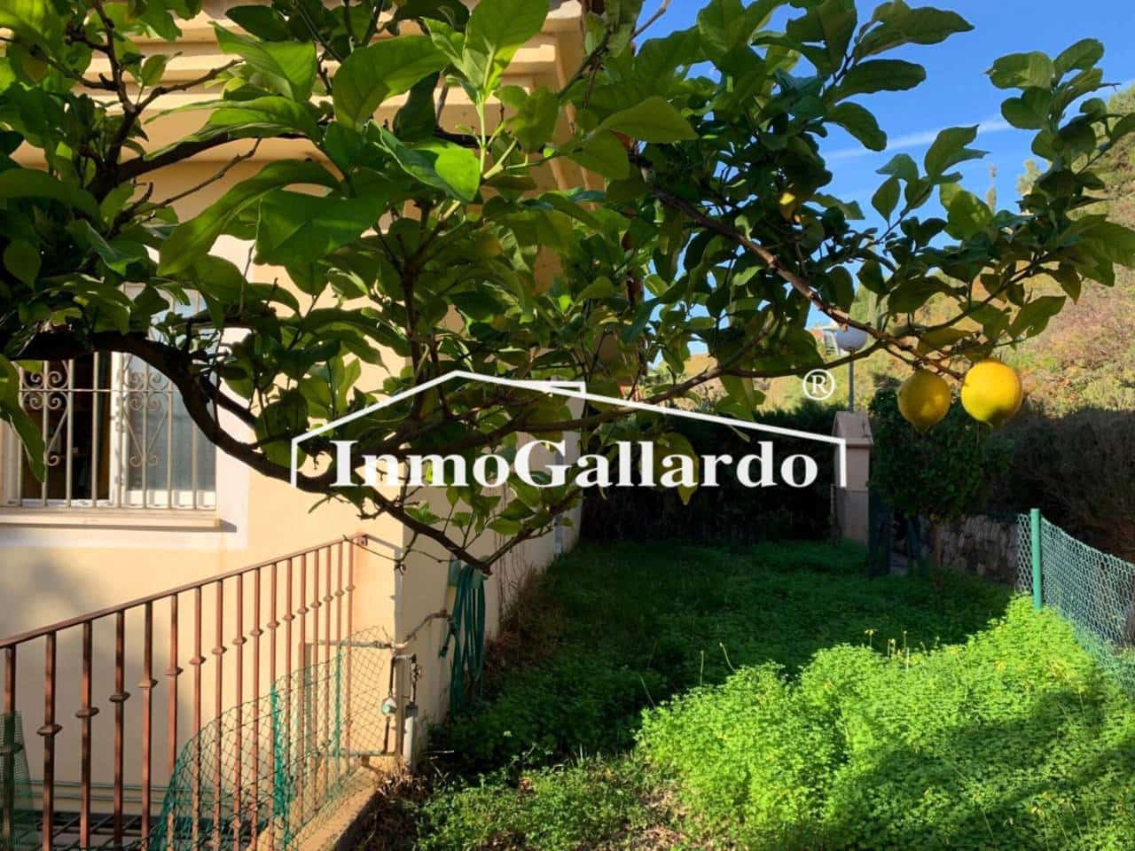 4 soveværelse Semi-Rækkehus til salg i Malaga by med swimmingpool garage - € 928.000 (Ref: 8727161)