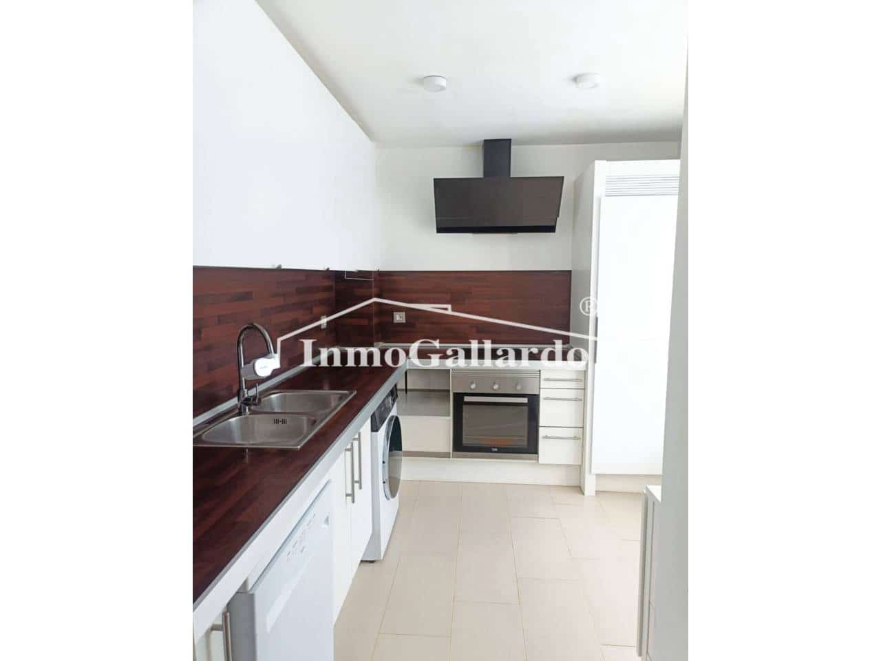 4 soveværelse Rækkehus til salg i Velez-Malaga med swimmingpool garage - € 415.000 (Ref: 9058704)