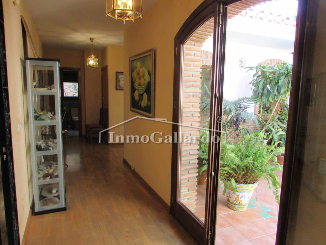 7 soverom Villa til salgs i Malaga by med svømmebasseng garasje - € 1 749 000 (Ref: 9710962)