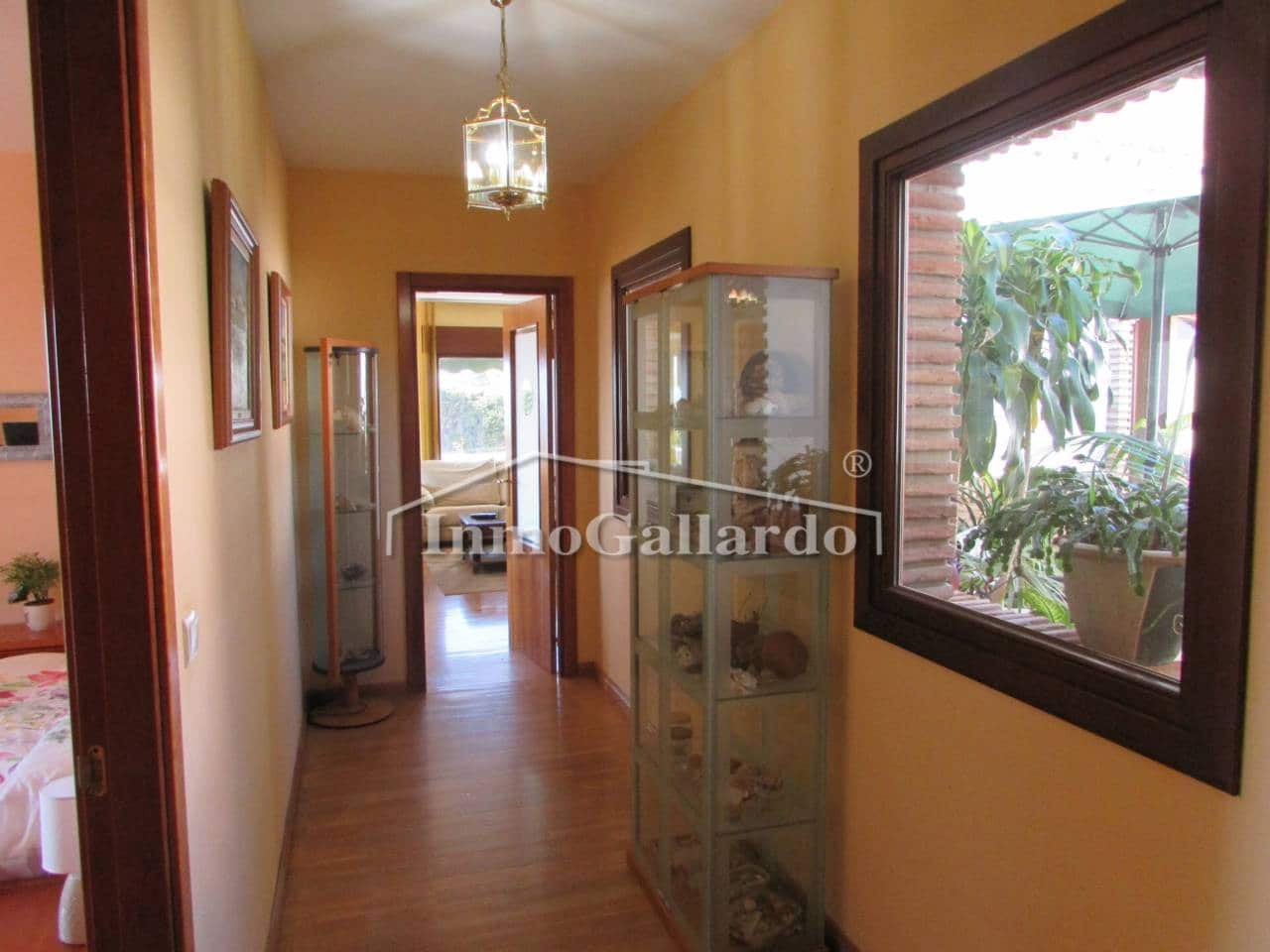 7 soverom Villa til salgs i Malaga by med svømmebasseng garasje - € 1 749 000 (Ref: 9710962)