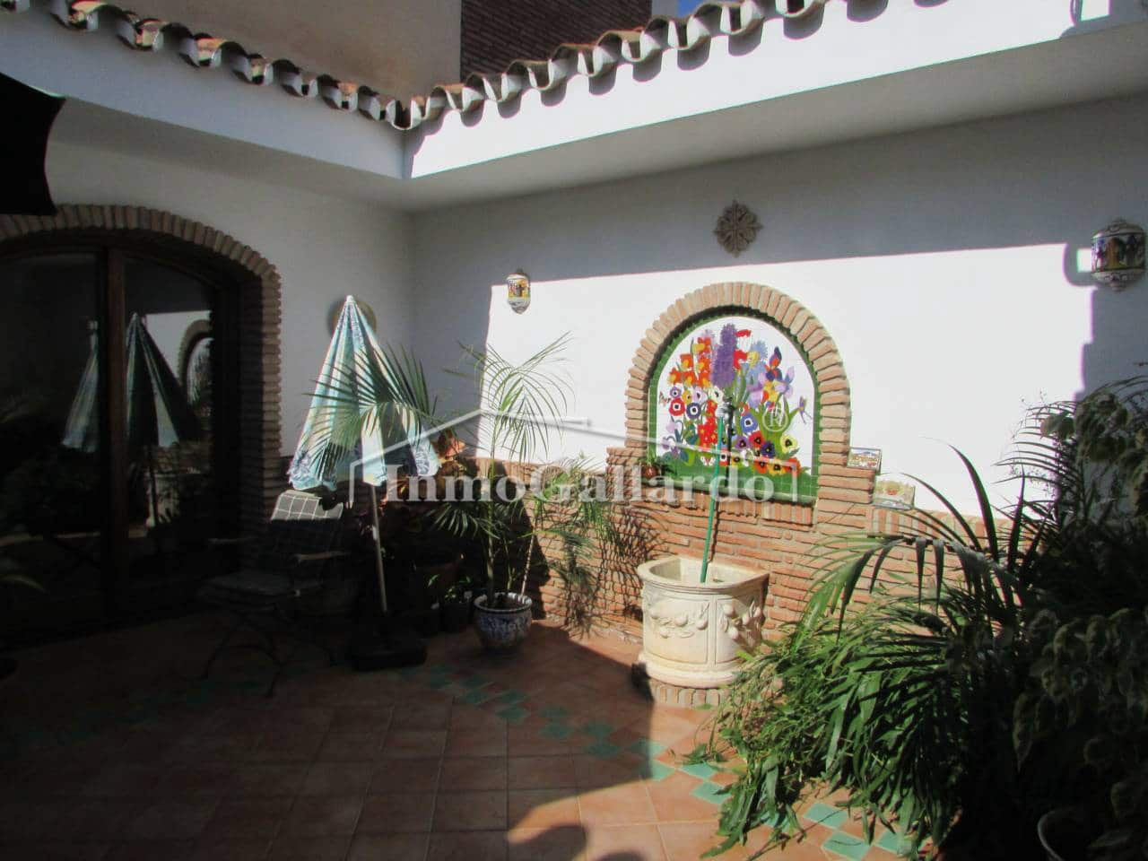 7 soverom Villa til salgs i Malaga by med svømmebasseng garasje - € 1 749 000 (Ref: 9710962)