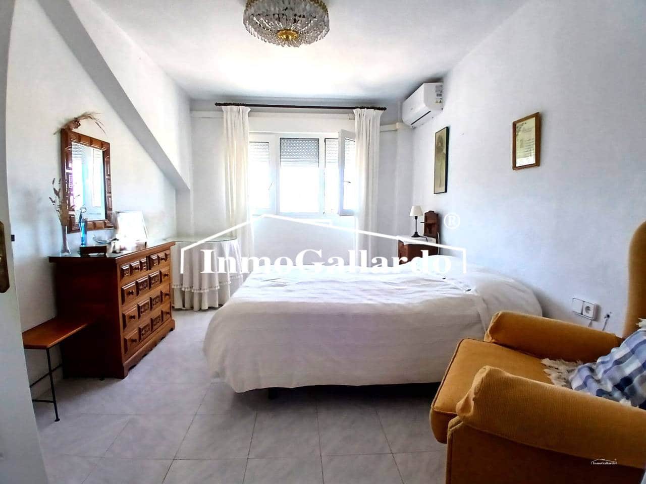 6 soveværelse Semi-Rækkehus til salg i Malaga by med garage - € 1.057.000 (Ref: 9788100)