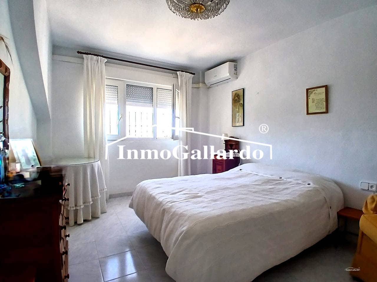 6 soveværelse Semi-Rækkehus til salg i Malaga by med garage - € 1.057.000 (Ref: 9788100)