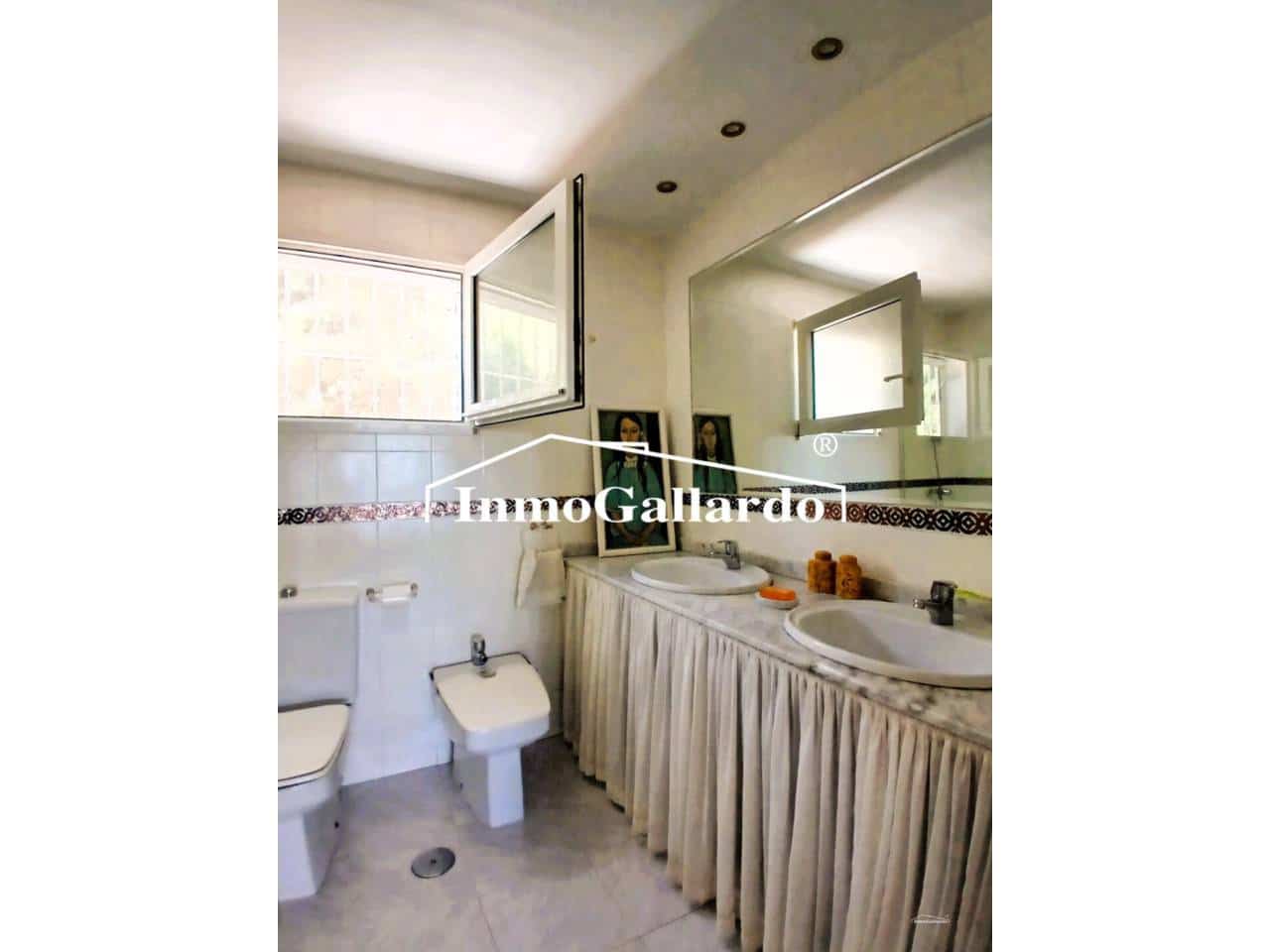 6 soveværelse Semi-Rækkehus til salg i Malaga by med garage - € 1.057.000 (Ref: 9788100)