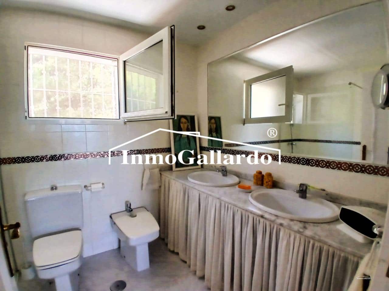 6 soveværelse Semi-Rækkehus til salg i Malaga by med garage - € 1.057.000 (Ref: 9788100)