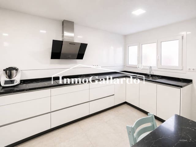 3 soveværelse Lejlighed til salg i El Palo, Málaga by - € 560.000 (Ref: 9889663)