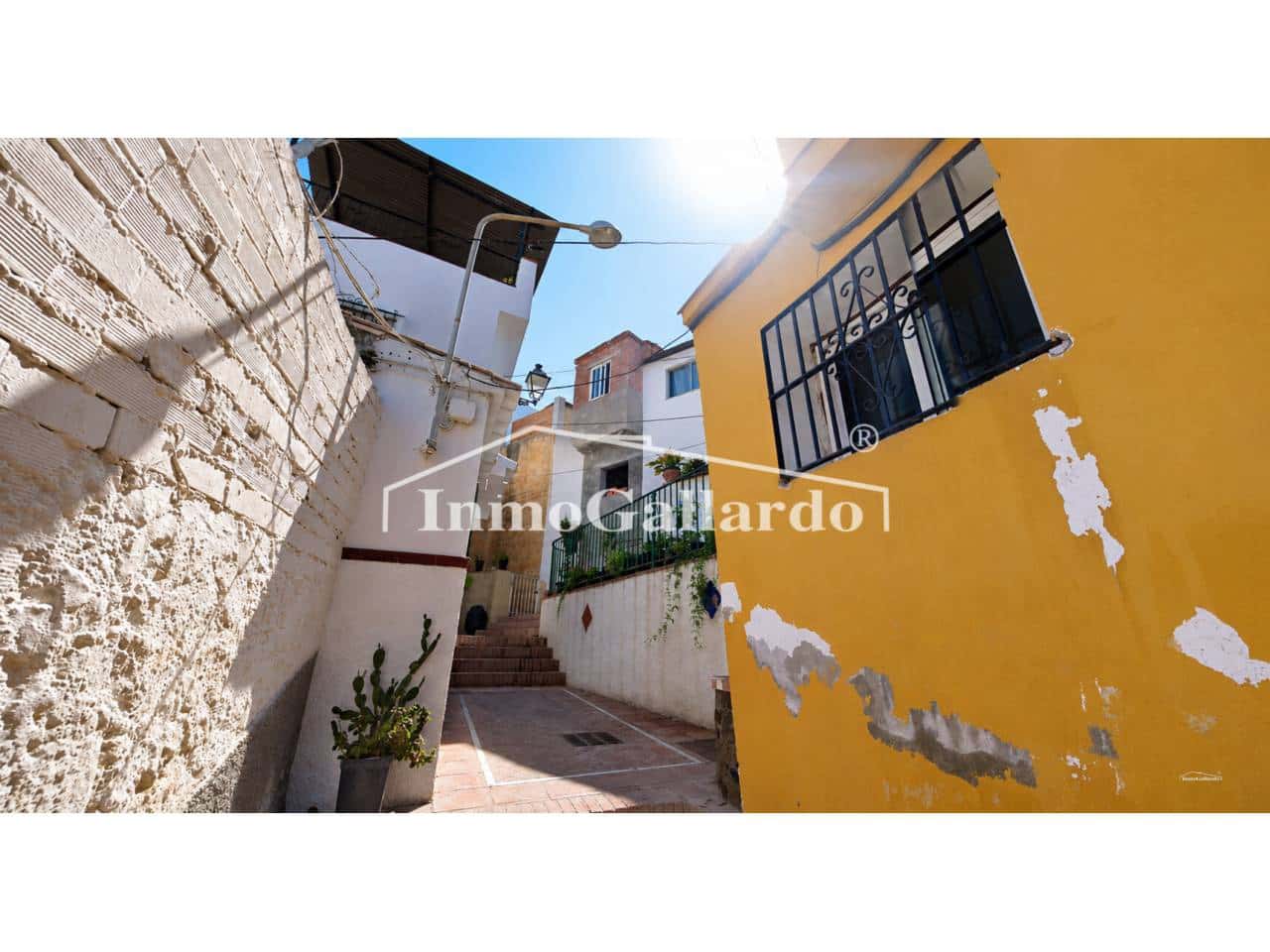 2 bedroom Apartment for sale in Velez-Malaga - € 134,000 (Ref: 9907129)