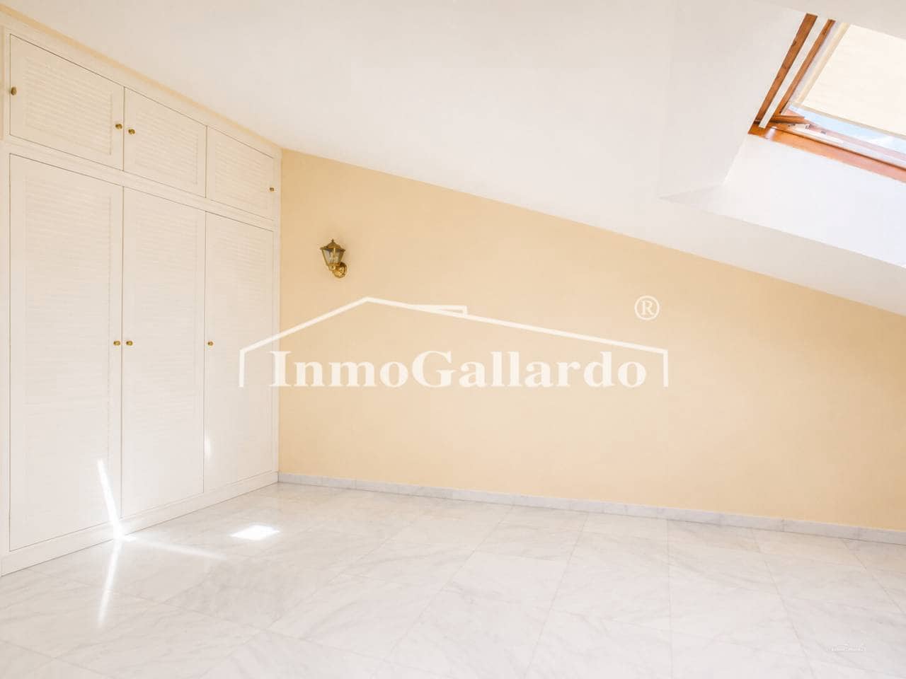 5 soveværelse Rækkehus til salg i Malaga by med swimmingpool garage - € 833.900 (Ref: 9941660)