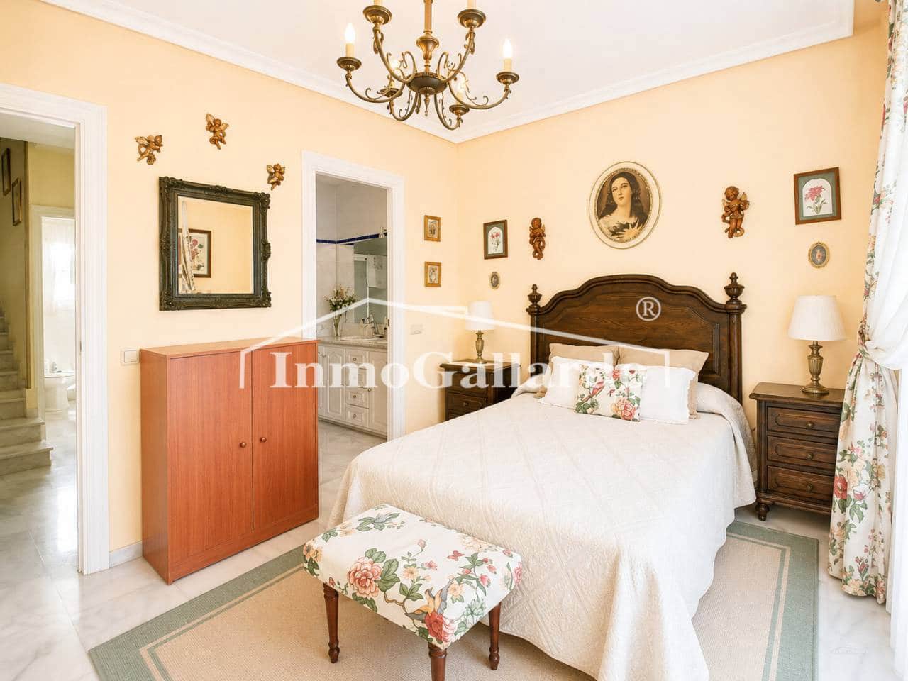 5 soveværelse Rækkehus til salg i Malaga by med swimmingpool garage - € 833.900 (Ref: 9941660)