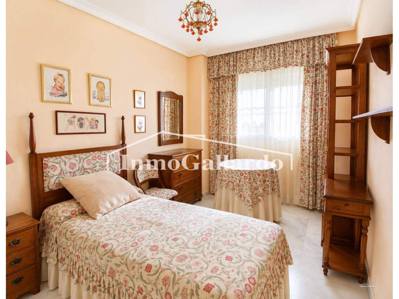 5 soveværelse Rækkehus til salg i Malaga by med swimmingpool garage - € 833.900 (Ref: 9941660)