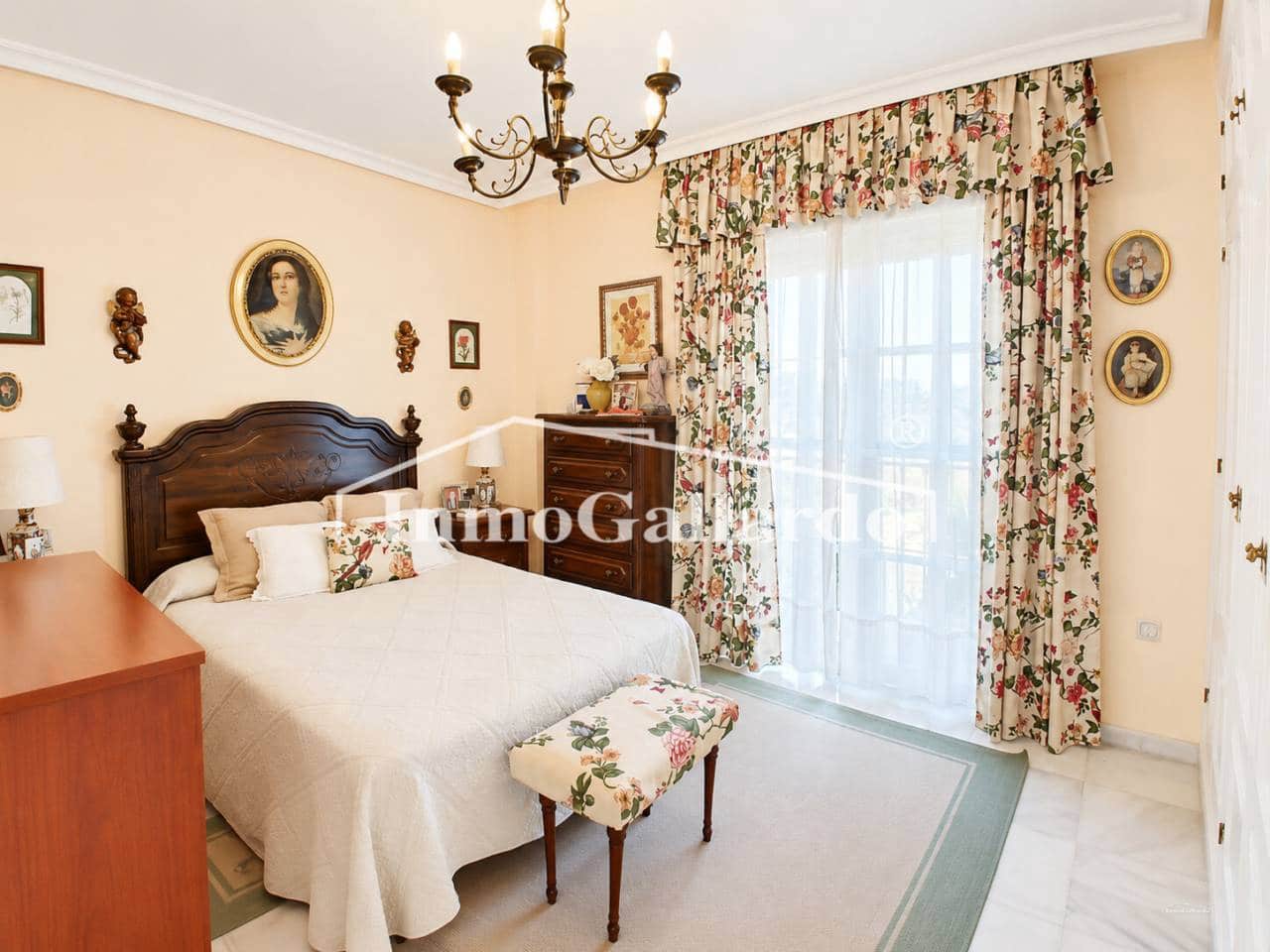 5 soveværelse Rækkehus til salg i Malaga by med swimmingpool garage - € 833.900 (Ref: 9941660)