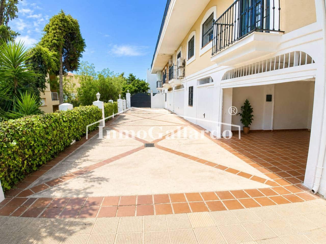 5 soveværelse Rækkehus til salg i Malaga by med swimmingpool garage - € 833.900 (Ref: 9941660)