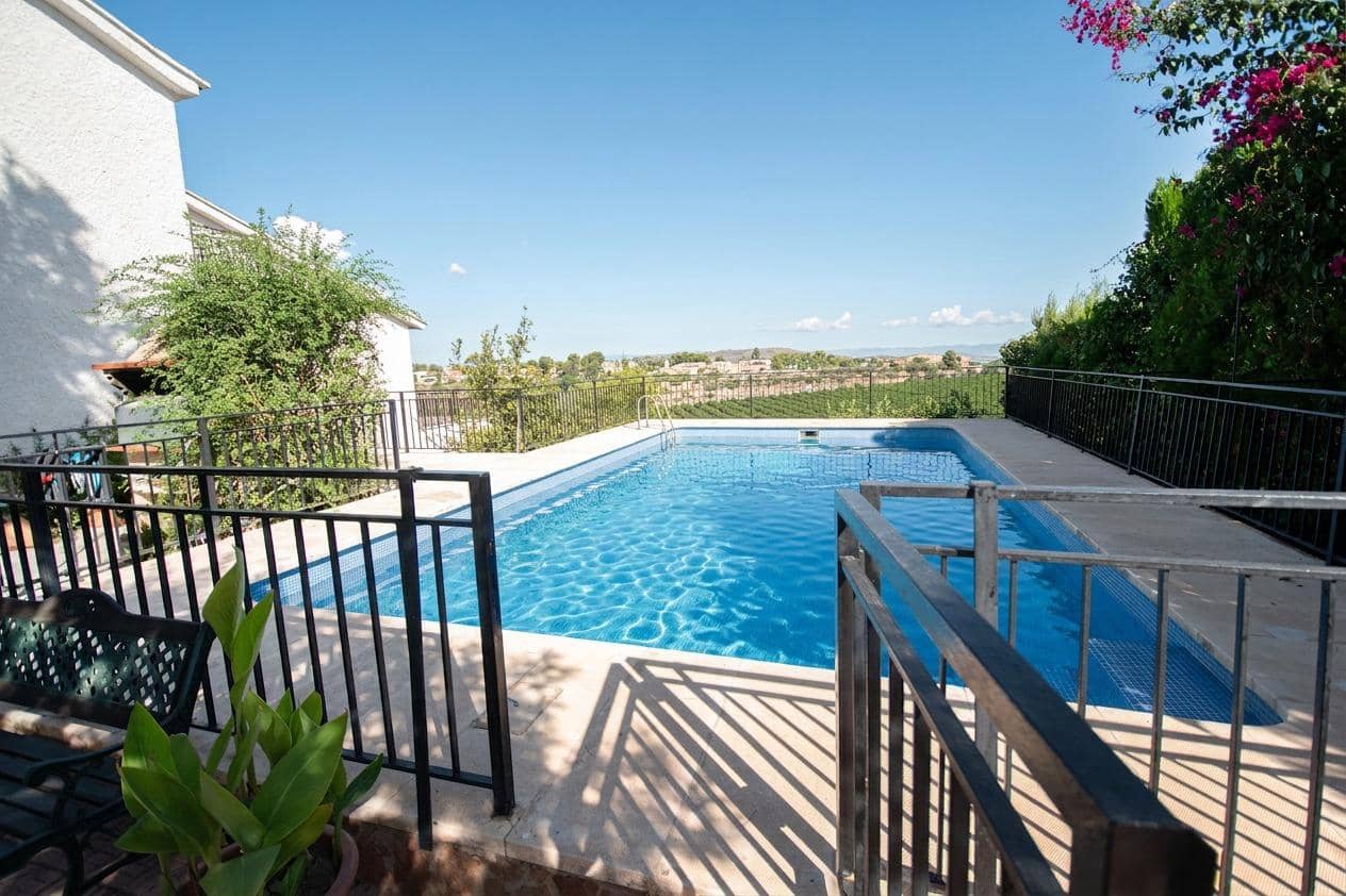 5 bedroom Villa for sale in Montserrat with pool garage - € 410,000 (Ref: 9257240)