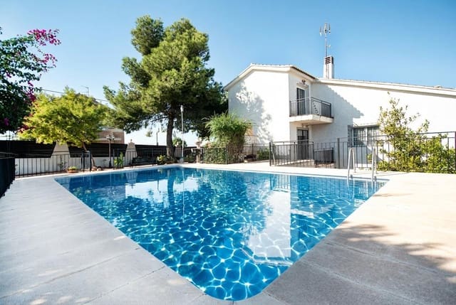 5 bedroom Villa for sale in Montserrat with pool garage - € 410,000 (Ref: 9257240)
