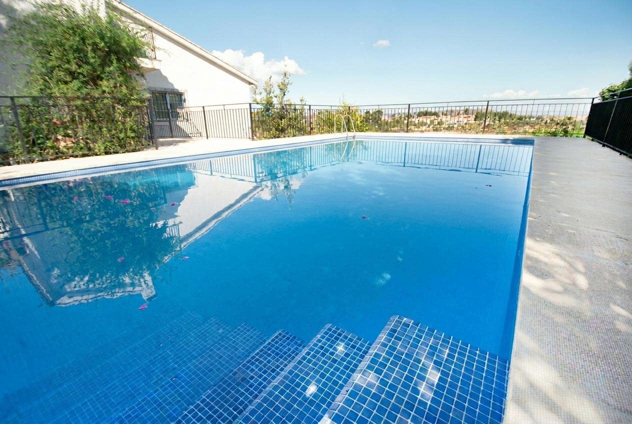 5 bedroom Villa for sale in Montserrat with pool garage - € 410,000 (Ref: 9257240)