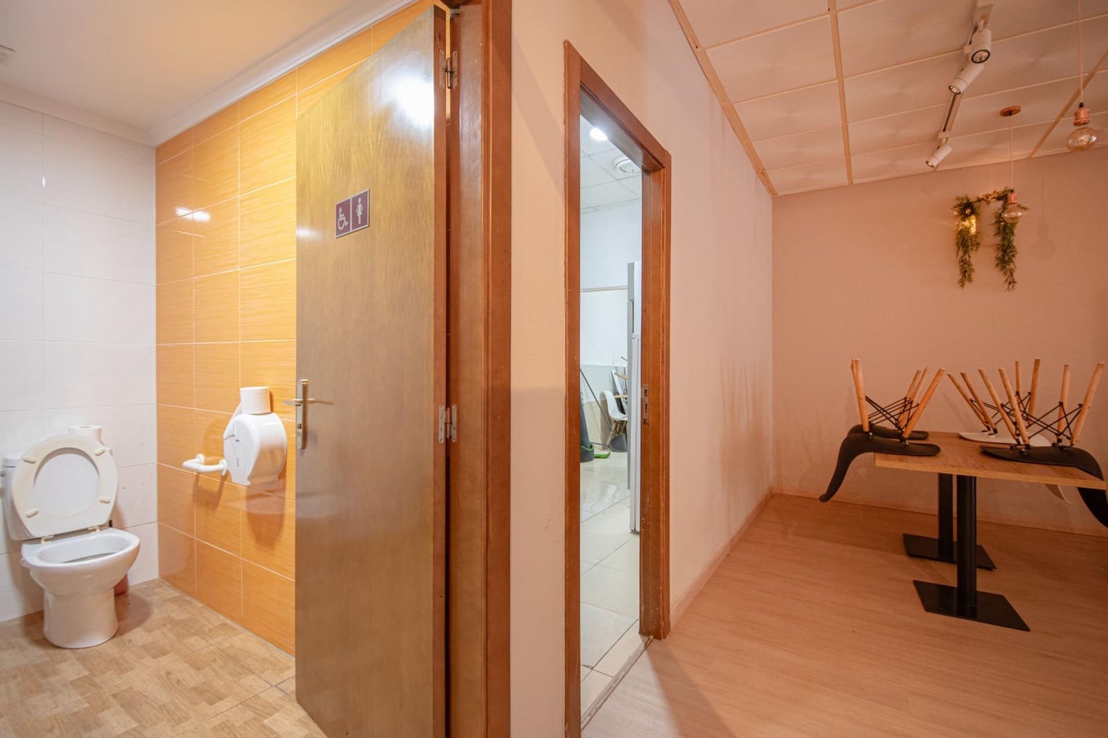 Commercial for rent in Torrent - € 1,300 (Ref: 9551433)