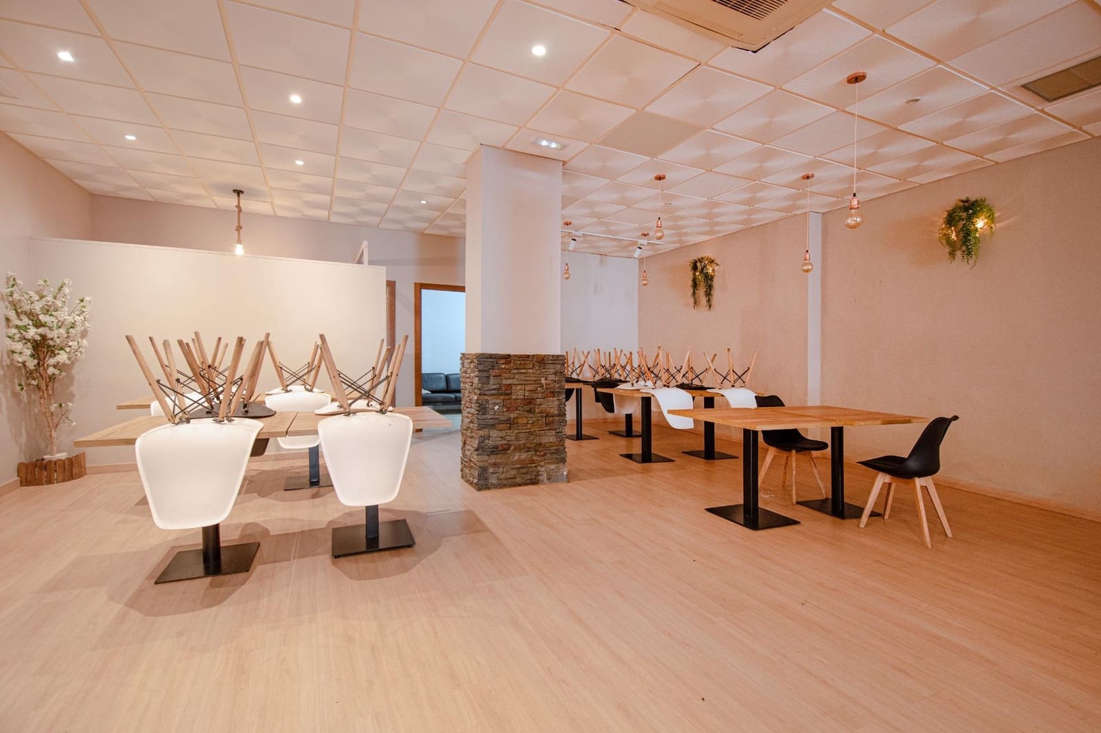 Commercial for rent in Torrent - € 1,300 (Ref: 9551433)