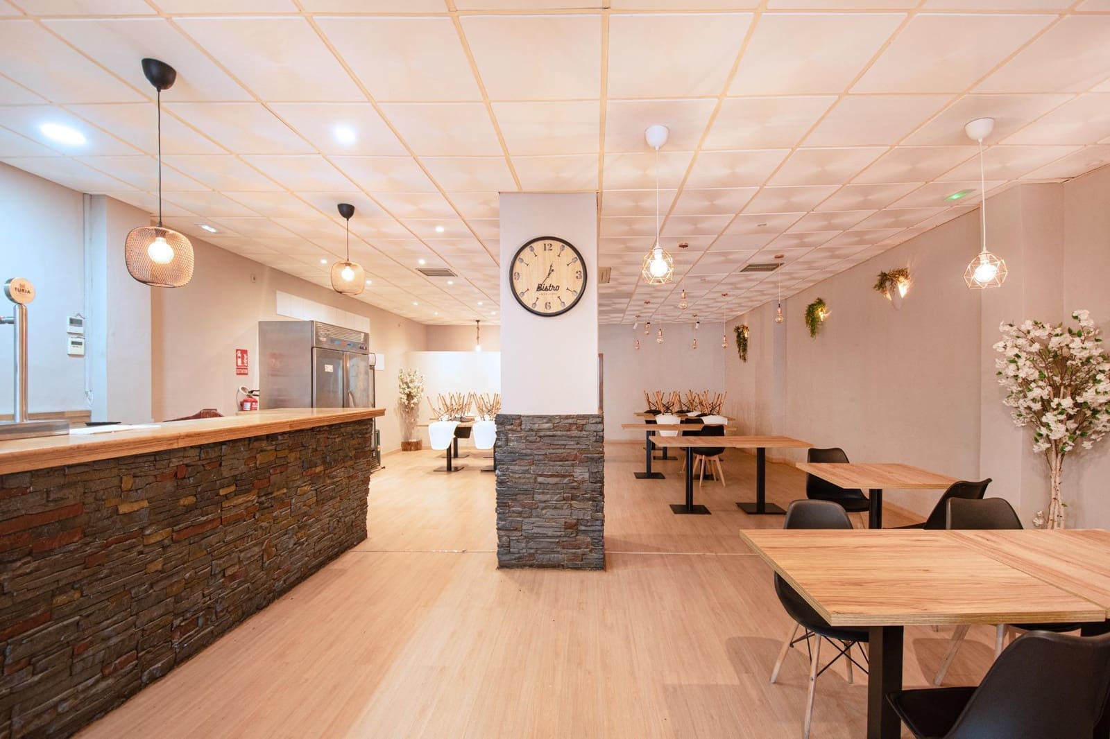 Commercial for rent in Torrent - € 1,300 (Ref: 9551433)