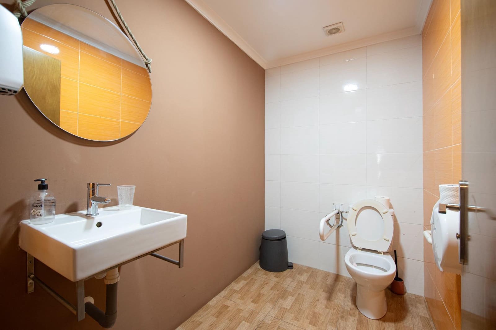 Commercial for rent in Torrent - € 1,300 (Ref: 9551433)