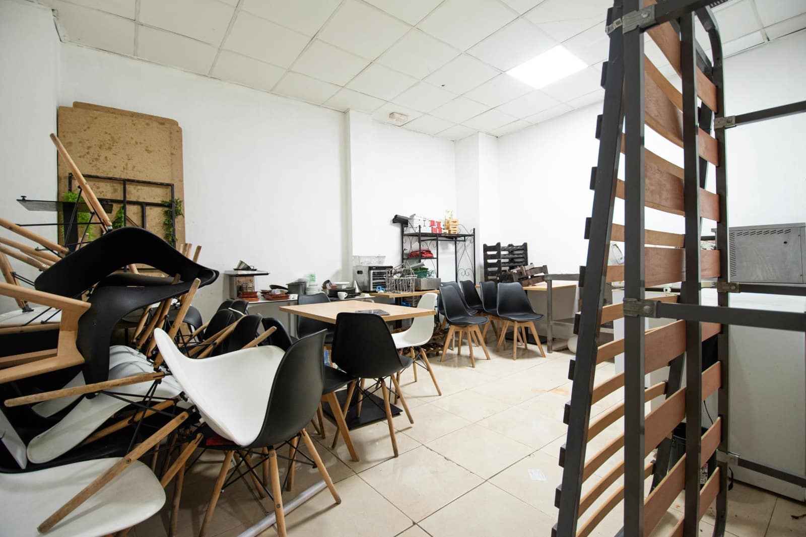 Commercial for rent in Torrent - € 1,300 (Ref: 9551433)