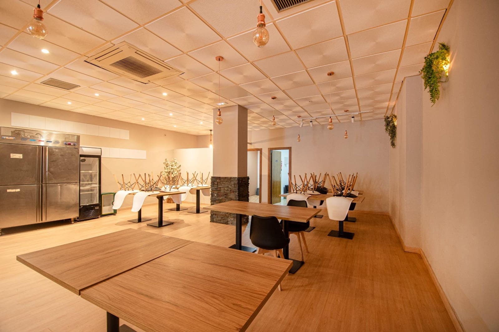 Commercial for rent in Torrent - € 1,300 (Ref: 9551433)