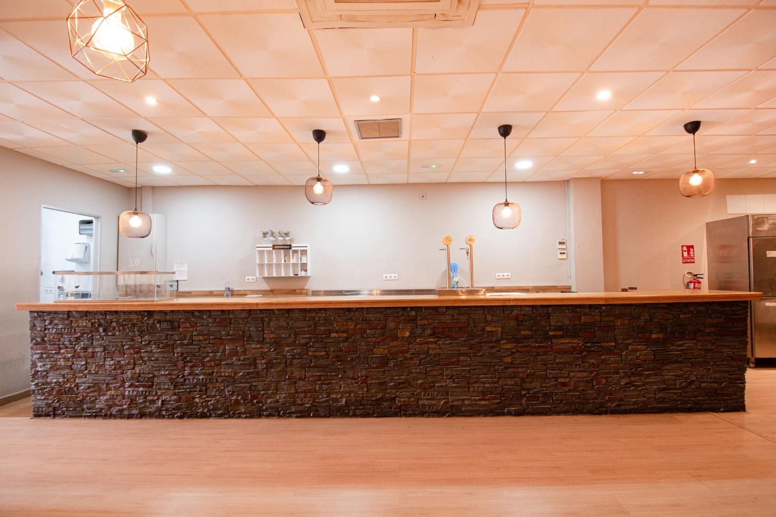 Commercial for rent in Torrent - € 1,300 (Ref: 9551433)