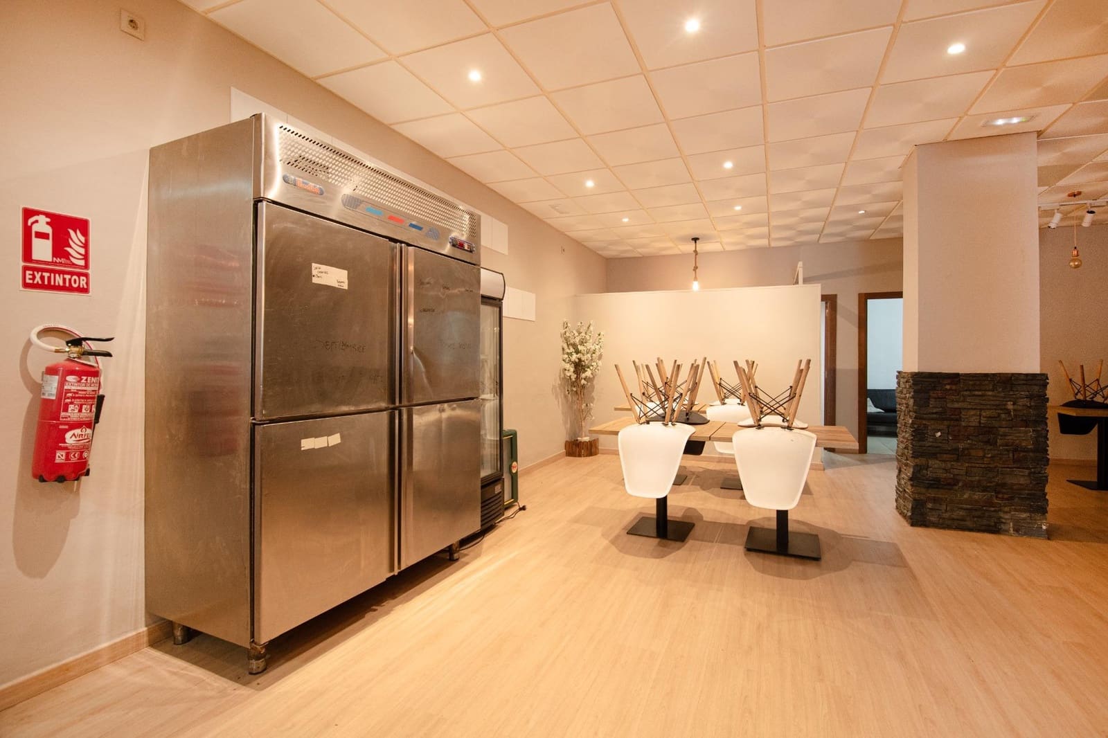 Commercial for rent in Torrent - € 1,300 (Ref: 9551433)