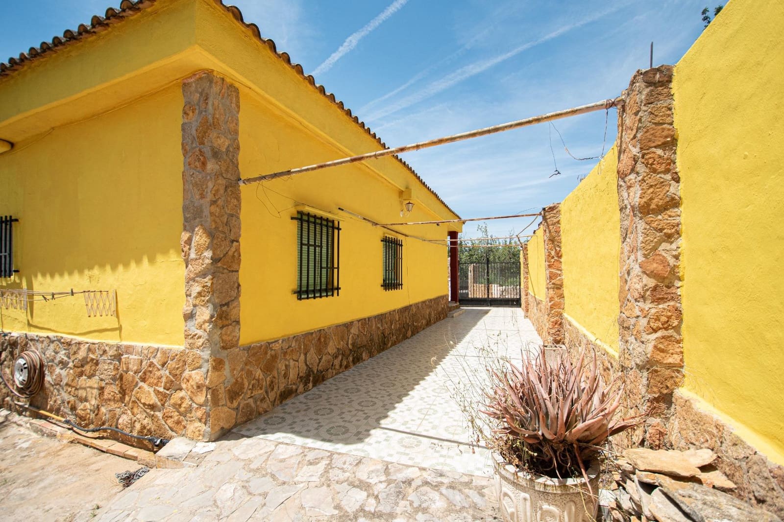 3 bedroom Villa for sale in Torrent with pool - € 159,900 (Ref: 9873471)