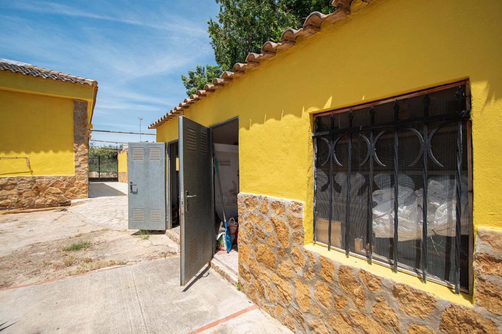 3 bedroom Villa for sale in Torrent with pool - € 159,900 (Ref: 9873471)