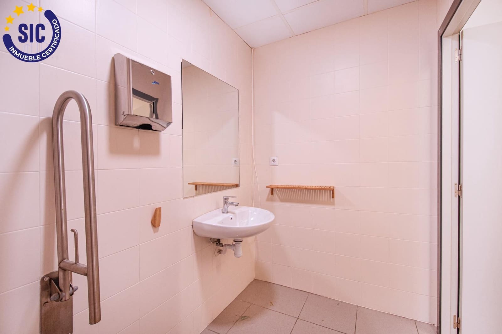 Commercial for sale in Torrent - € 199,900 (Ref: 9899152)