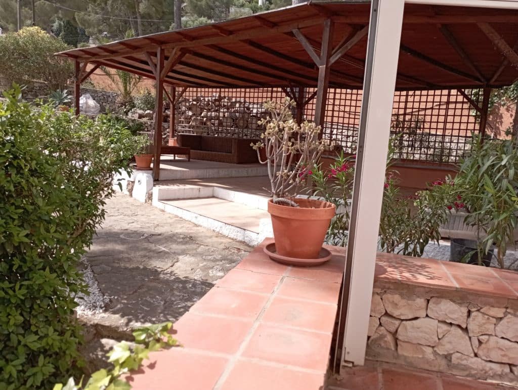 11 bedroom Commercial for sale in Oliva with pool - € 975,000 (Ref: 7576805)