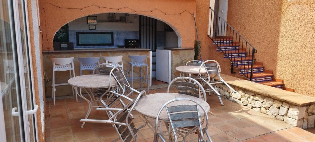 11 bedroom Commercial for sale in Oliva with pool - € 975,000 (Ref: 7576805)