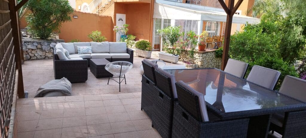 11 bedroom Commercial for sale in Oliva with pool - € 975,000 (Ref: 7576805)