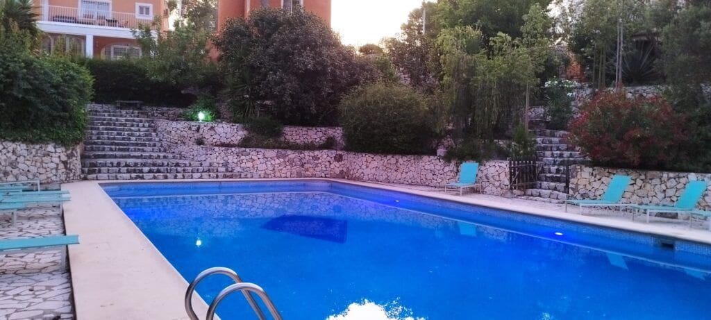 11 bedroom Commercial for sale in Oliva with pool - € 975,000 (Ref: 7576805)