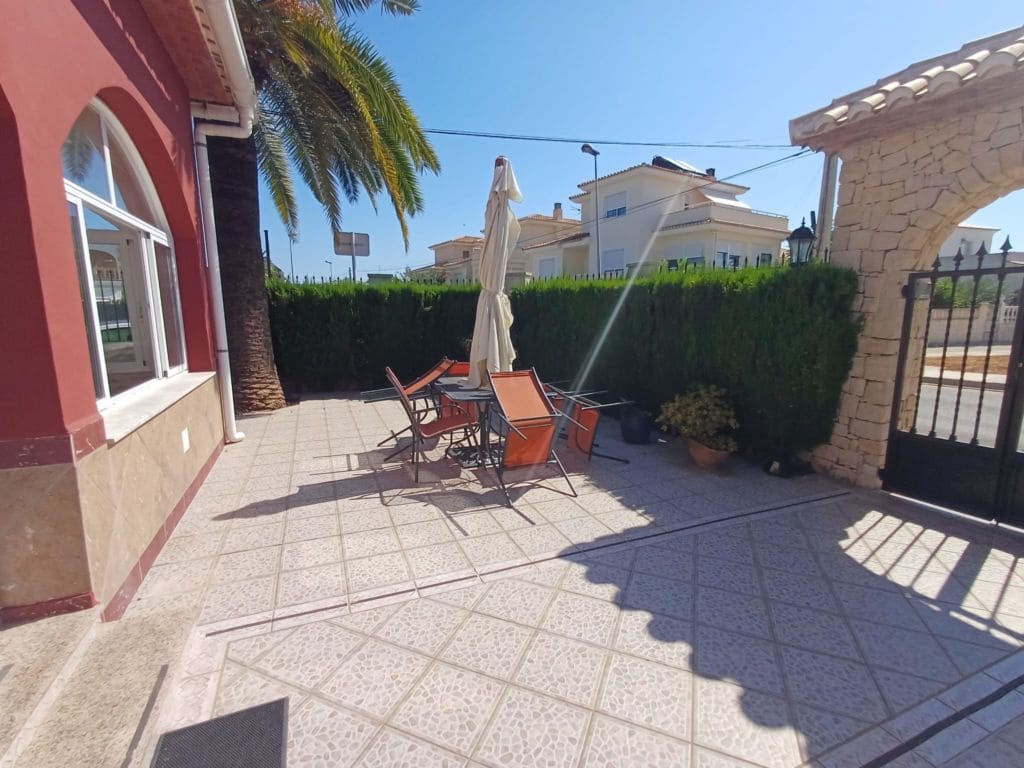 Willa na sprzedaż w Oliva z basenem garażem - 320 000 € (Ref: 7737598)