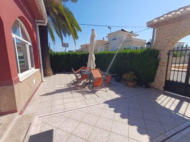 Villa til salg i Oliva med swimmingpool garage - € 320.000 (Ref: 7737598)