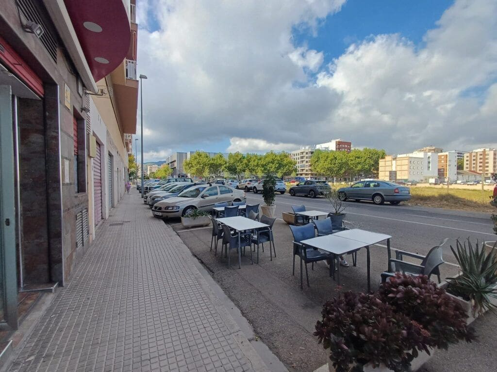 Commercial for sale in Oliva - € 179,000 (Ref: 9287693)