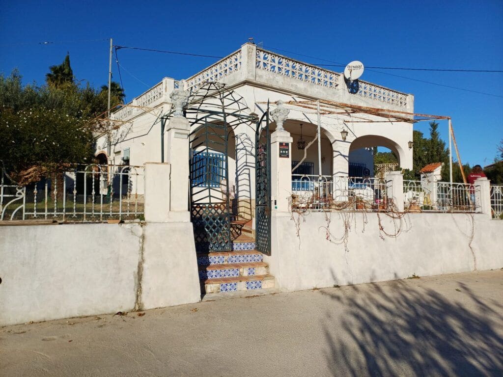 2 bedroom Villa for sale in Oliva with pool - € 250,000 (Ref: 9425698)