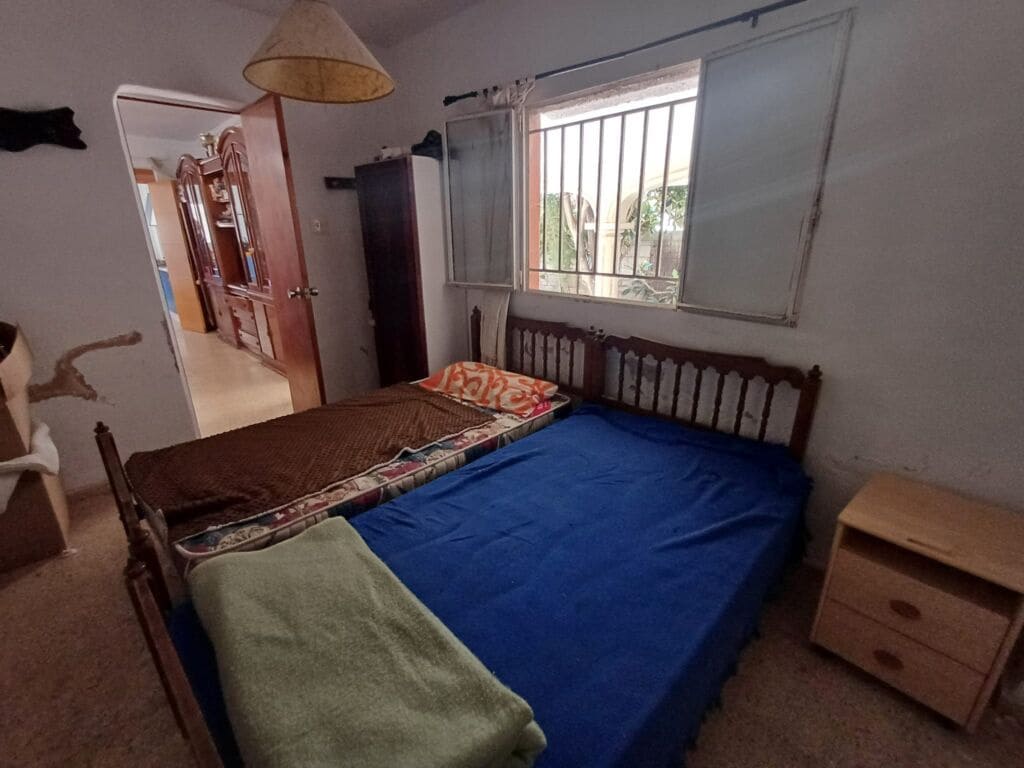 13 bedroom Commercial for sale in Oliva with pool garage - € 450,000 (Ref: 9497046)