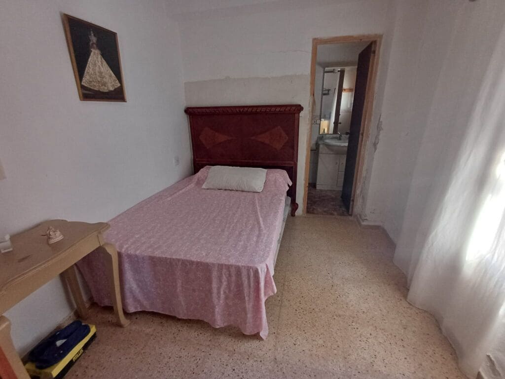 13 bedroom Commercial for sale in Oliva with pool garage - € 450,000 (Ref: 9497046)