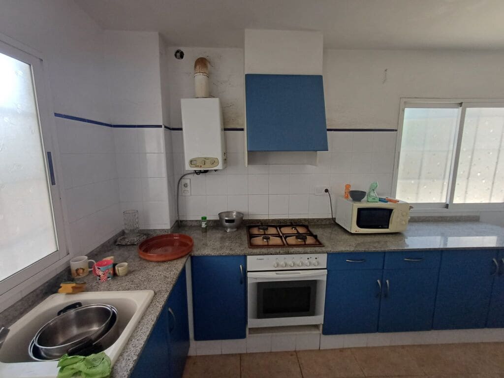 13 bedroom Commercial for sale in Oliva with pool garage - € 450,000 (Ref: 9497046)