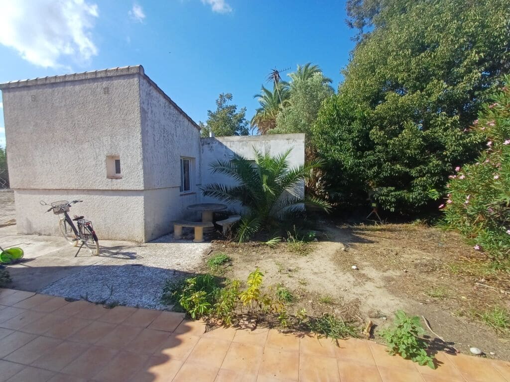 13 bedroom Commercial for sale in Oliva with pool garage - € 450,000 (Ref: 9497046)