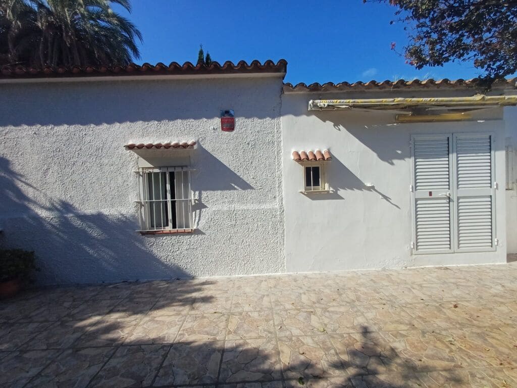 13 bedroom Commercial for sale in Oliva with pool garage - € 450,000 (Ref: 9497046)