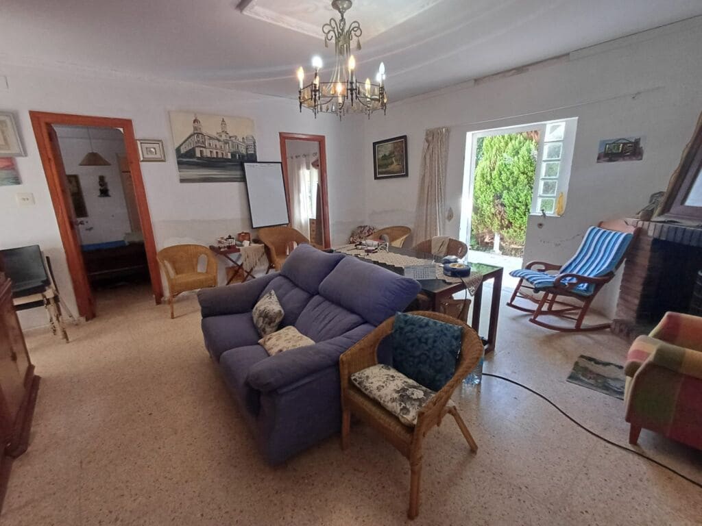 13 bedroom Commercial for sale in Oliva with pool garage - € 450,000 (Ref: 9497046)