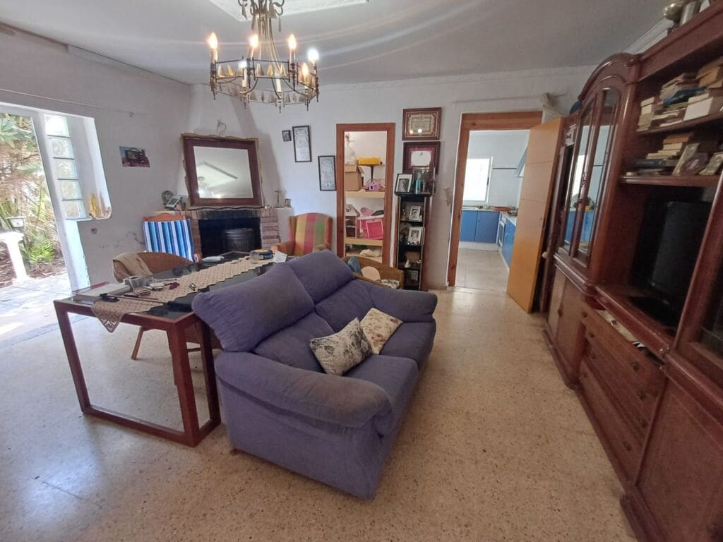 13 bedroom Commercial for sale in Oliva with pool garage - € 450,000 (Ref: 9497046)