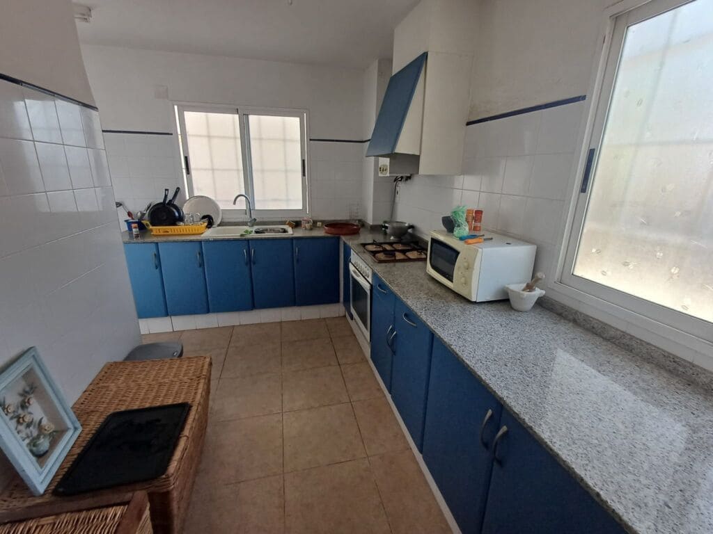 13 bedroom Commercial for sale in Oliva with pool garage - € 450,000 (Ref: 9497046)