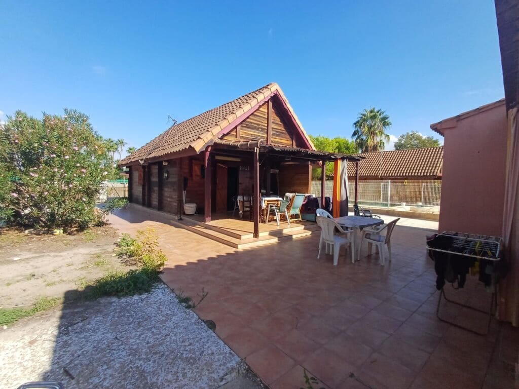 13 bedroom Commercial for sale in Oliva with pool garage - € 450,000 (Ref: 9497046)